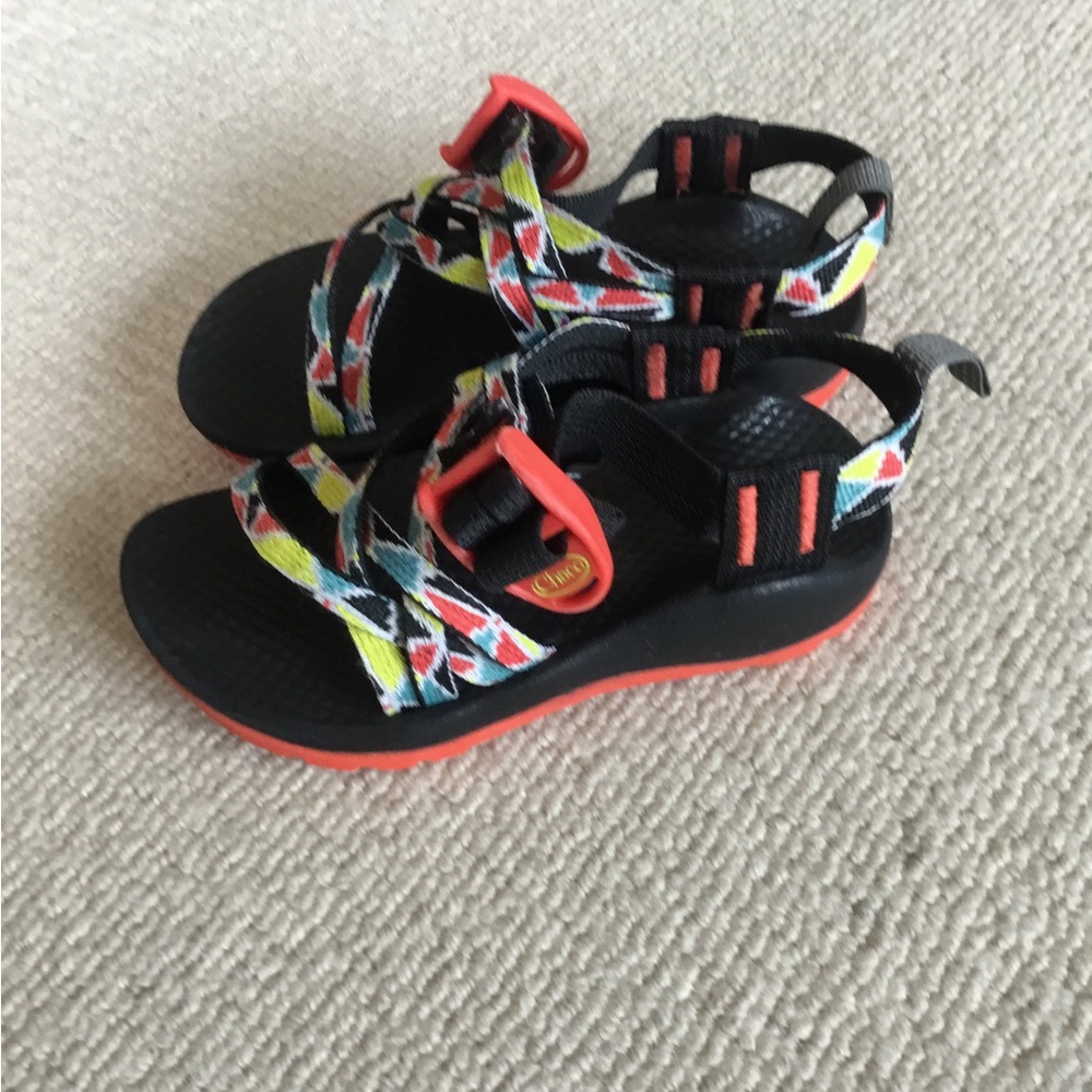 Chaco Kids Black Sandals with Multicolor Geometric Straps - Picture 4 of 8